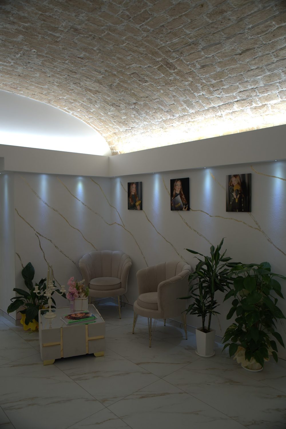 Area attesa del salone ANNARÈ sotto la volta in mattoni