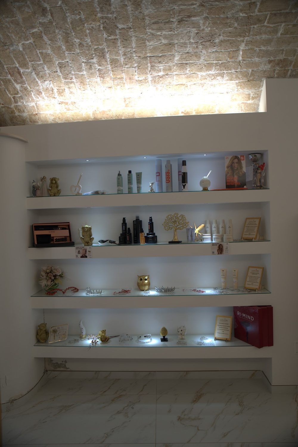Espositore illuminato con prodotti e dettagli del salone ANNARÈ